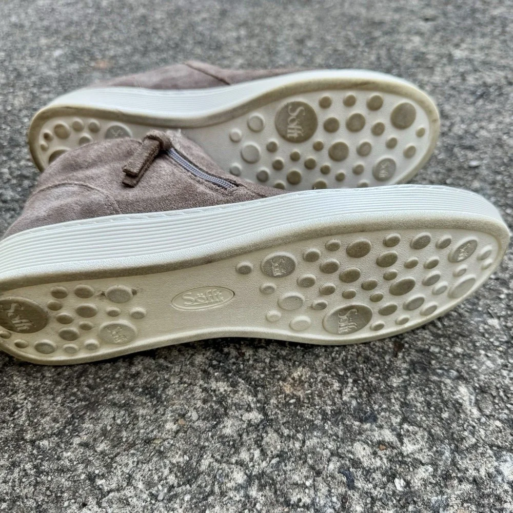 Sofft Women's Sz 8 M‎ Britton Casual Sneaker W/ Side Zip In Taupe Suede W/ Spot